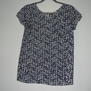 Small Japna Floral Pattern Short Sleeve Blouse with Zipper in Back.